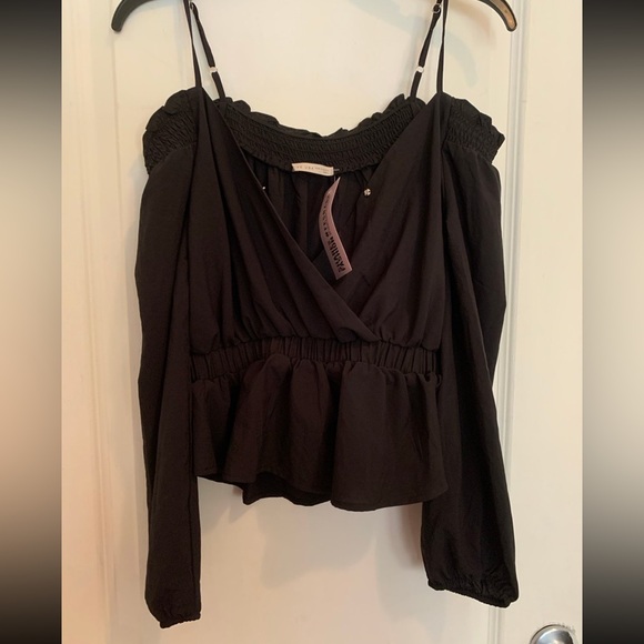 FALLIN’ OFF-THE-SHOULDER CROP TOP RUFFLE SHIRT - Picture 2 of 2